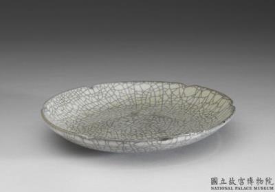 图片[3]-Dish with hibiscus-shaped rim in celadon glaze, Ge ware, Southern Song to Yuan dynasty-China Archive